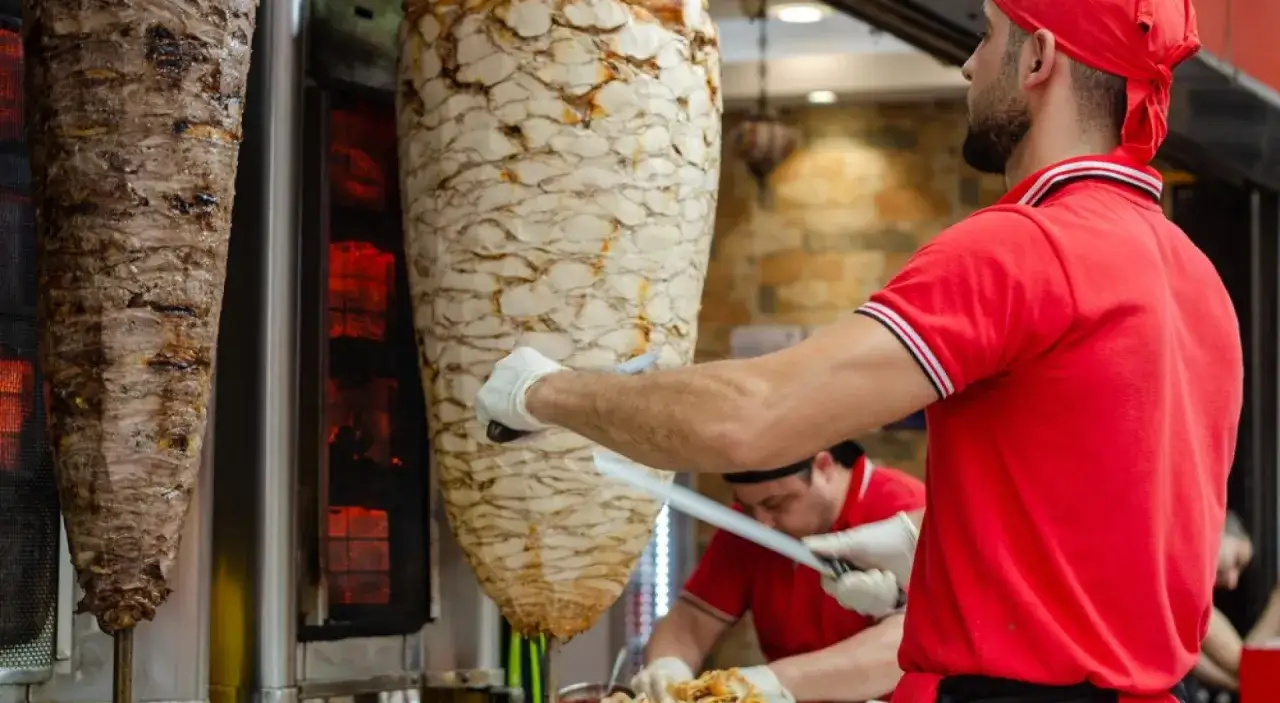 r&oacute;żne kolory mięsa kebab, świeże i nieświeże por&oacute;wnanie