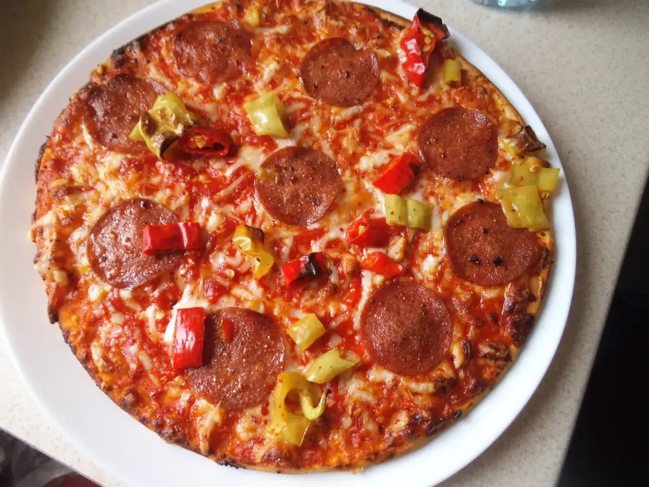 pizza z salami pepperoni i chorizo por&oacute;wnanie