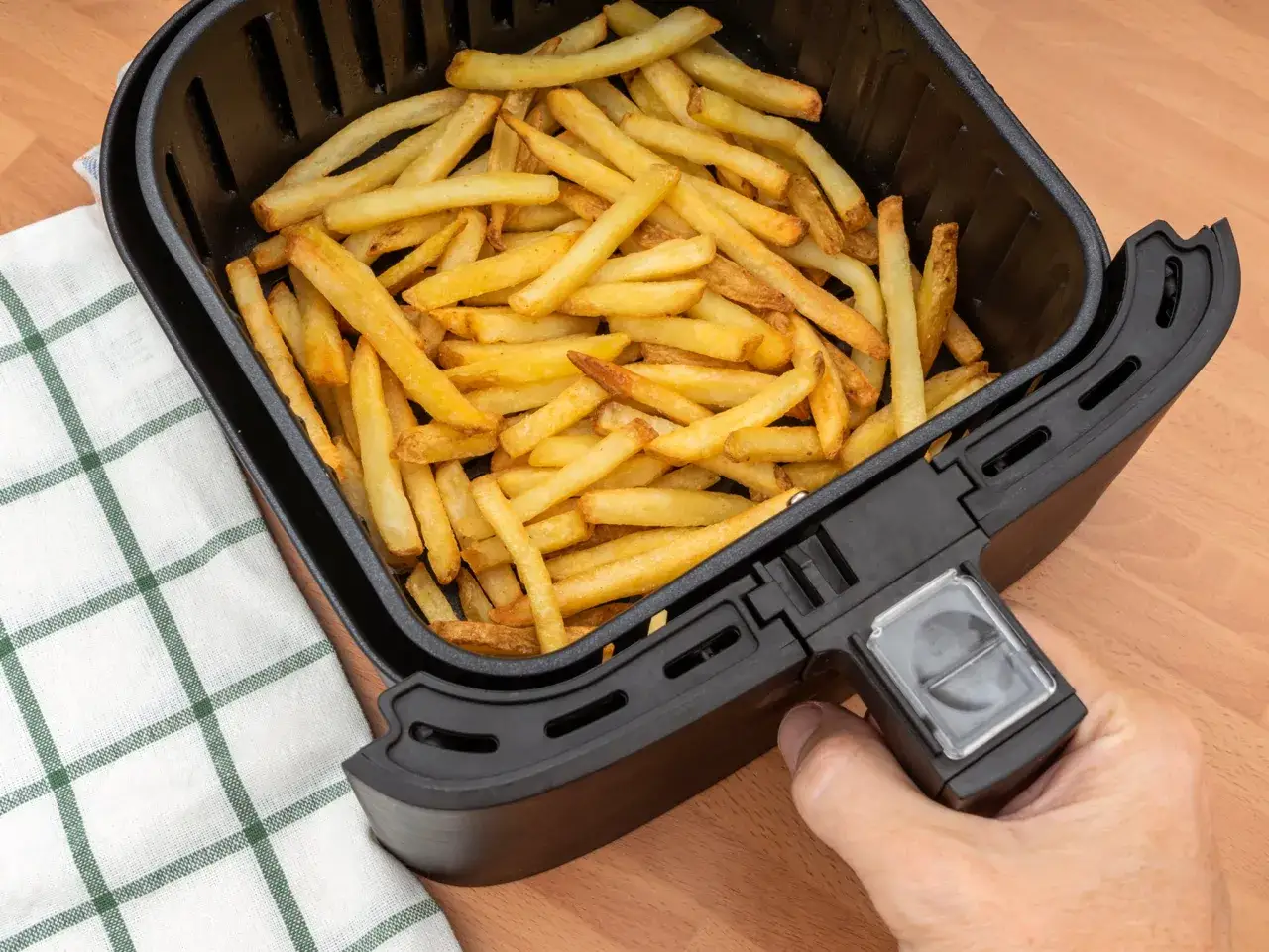 Złociste, chrupiące frytki z airfryer, gotowe do podania. Idealna przekąska bez tłuszczu.