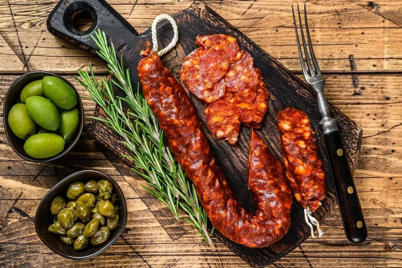 r&oacute;żne rodzaje kiełbasy chorizo hiszpańskiej