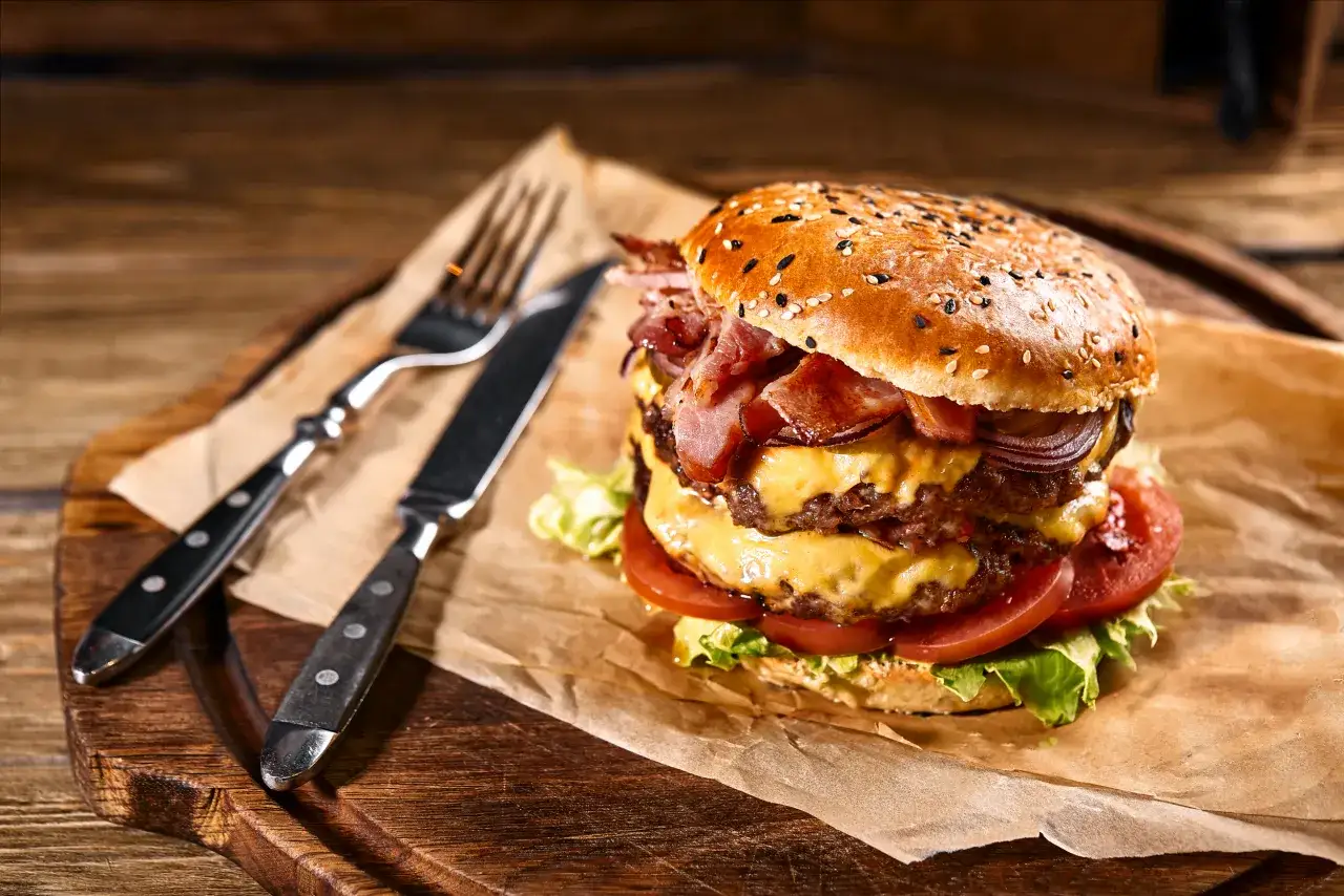 Różne rodzaje mięsa wołowego na burgery