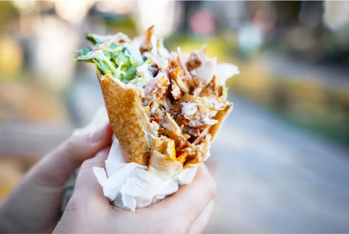 Zdjęcie Ile kalorii ma kebab rollo? Zaskakujące różnice w kaloryczności!
