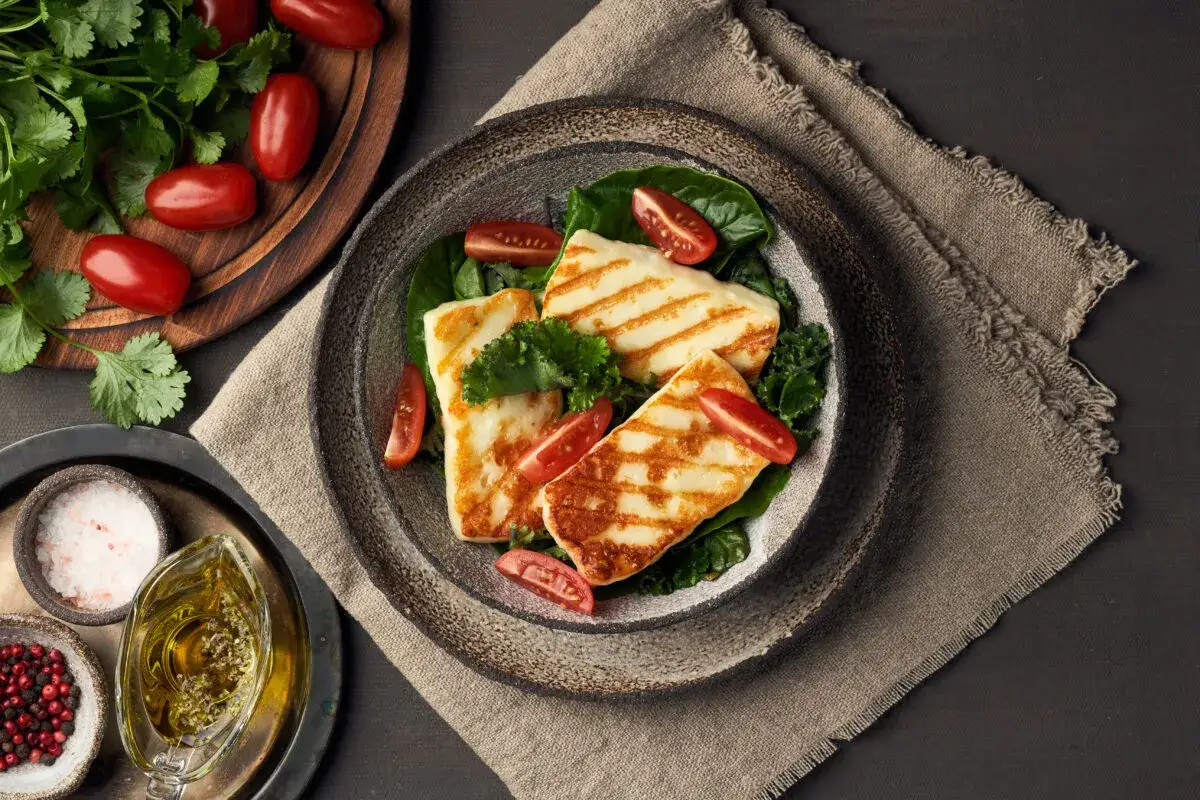 porównanie sera halloumi i fety, halloumi vs feta w kebabie