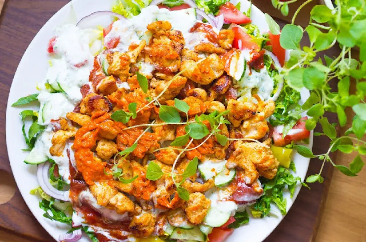 zdrowy kebab na talerzu z kurczakiem i warzywami