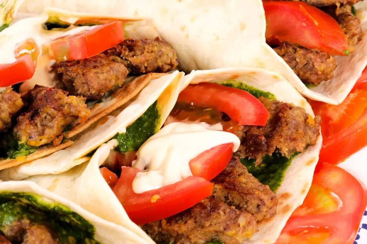 kebab w bułce i kebab w tortilli porównanie wagi